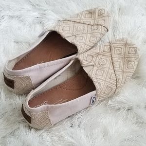 TOMS cream and tan geometric slip-on W7.5